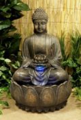 Buddha-Brunnen mit Blüte